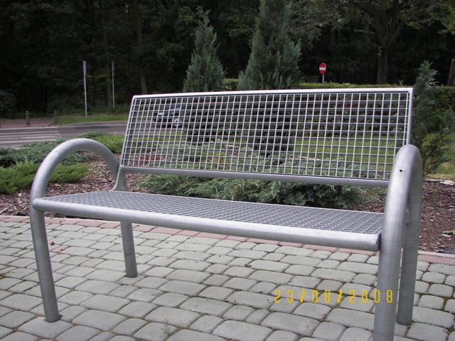 ławka z kraty w parku